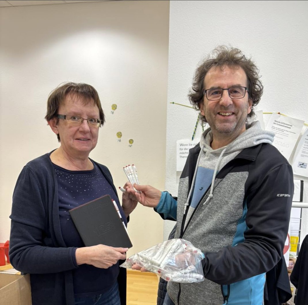 Silvia Schmider nimmt eine Sachspende der Firma Klio entgegen