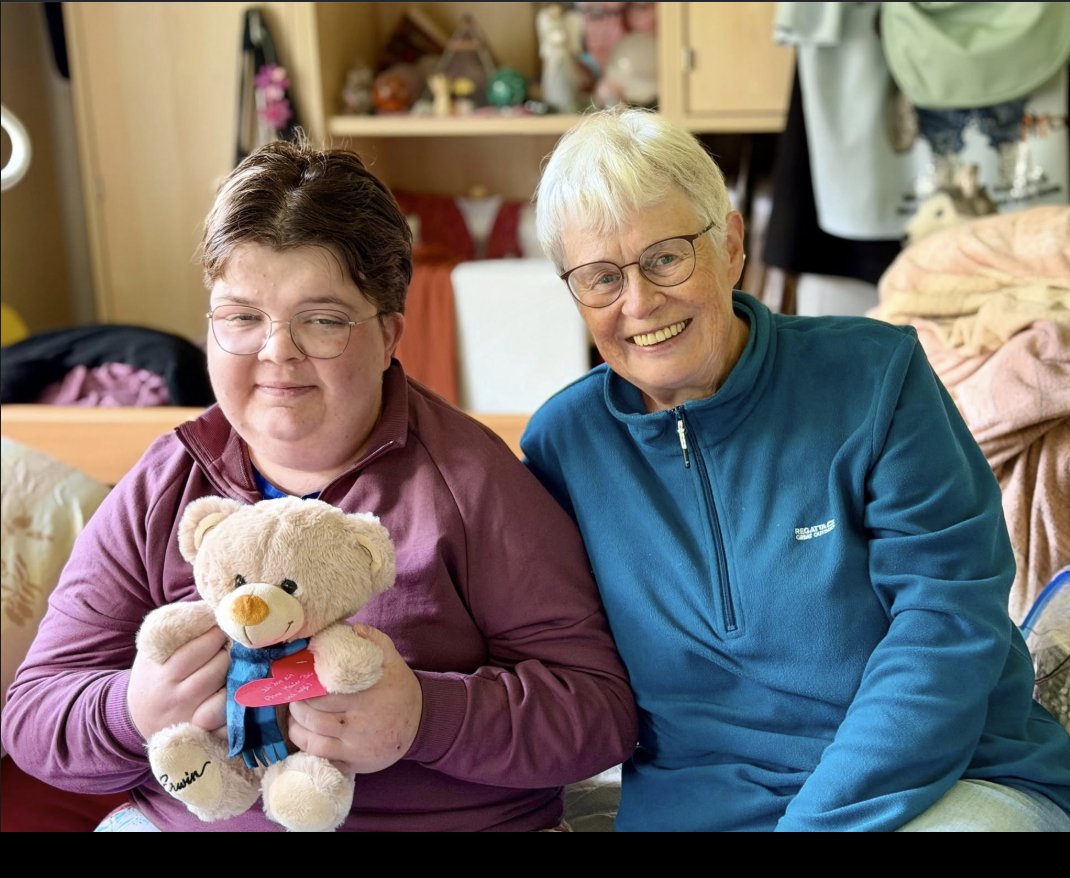 Theresa Armbruster mit ihrem Mutmacherbär